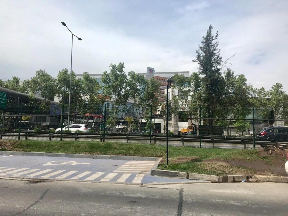 Mirando a Parque Arauco Santiago Exterior foto